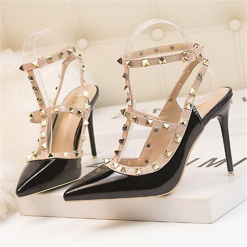 Neue 10CM Frau Sexy Nachtclub Stiletto Heels Lackleder Metallic Nieten hohle römische Mode Sandalen 