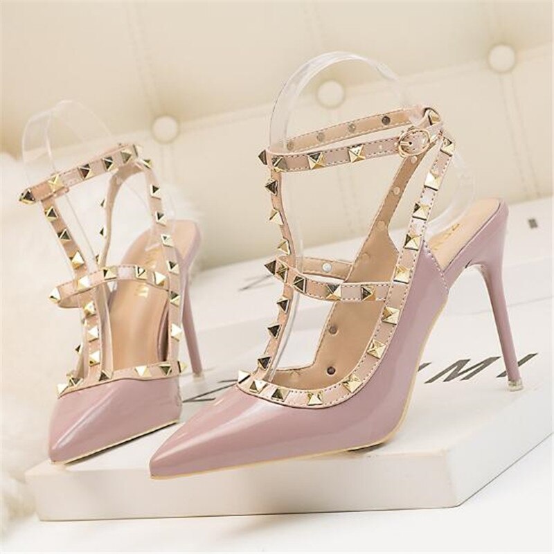 Neue 10CM Frau Sexy Nachtclub Stiletto Heels Lackleder Metallic Nieten hohle römische Mode Sandalen 