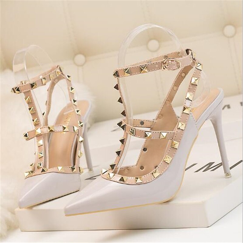 Neue 10CM Frau Sexy Nachtclub Stiletto Heels Lackleder Metallic Nieten hohle römische Mode Sandalen 