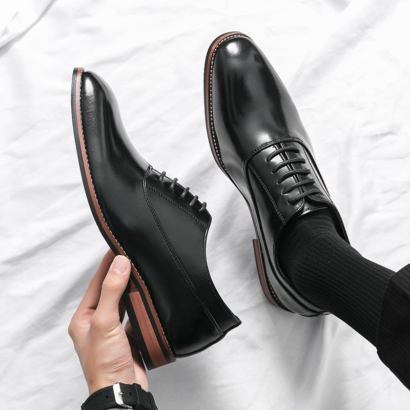 Zapatos de lujo de alta calidad para hombre, zapatos informales a la moda, zapatos de vestir de cuero Oxford puntiagudos para hombre, zapatos de oficina para caballero 