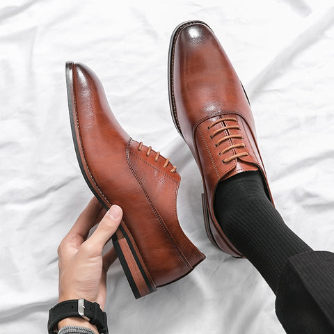 Zapatos de lujo de alta calidad para hombre, zapatos informales a la moda, zapatos de vestir de cuero Oxford puntiagudos para hombre, zapatos de oficina para caballero 