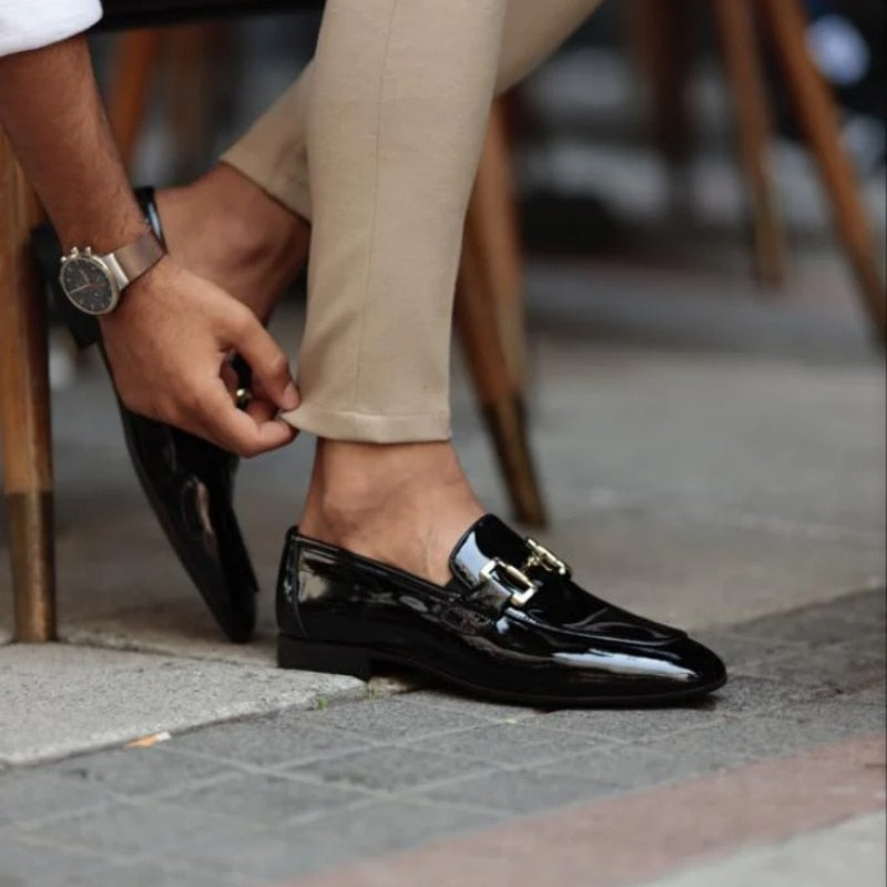 Nuevos mocasines negros para hombre de piel sintética sin cordones con punta redonda lisa, primavera otoño, zapatos hechos a mano para hombre para negocios talla 38-46 