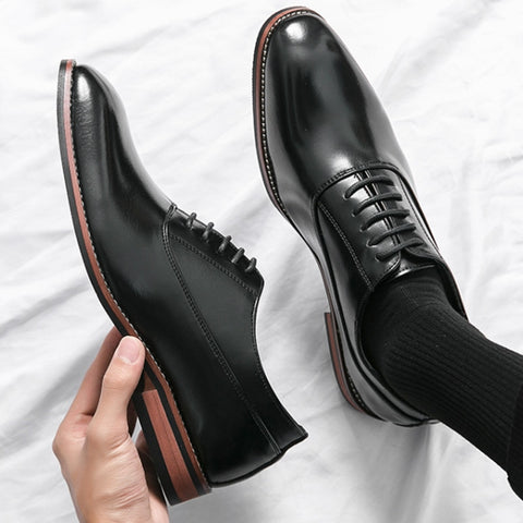 Zapatos de lujo de alta calidad para hombre, zapatos informales a la moda, zapatos de vestir de cuero Oxford puntiagudos para hombre, zapatos de oficina para caballero 